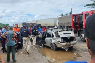 Acidente na BR-101 em Alagoinhas deixa veículos destruídos e causa engarrafamento