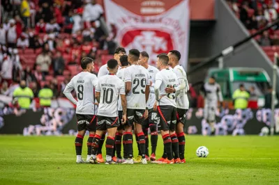Vitória tropeça no fim e perde para o Internacional na estreia de Carille