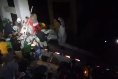 Caminhão cai de ponte no Sudoeste baiano e motorista fica preso às ferragens