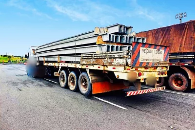PRF flagra carreta transportando carga de 50 toneladas com risco de queda, excesso de peso e com problemas no freio em Simões Filho