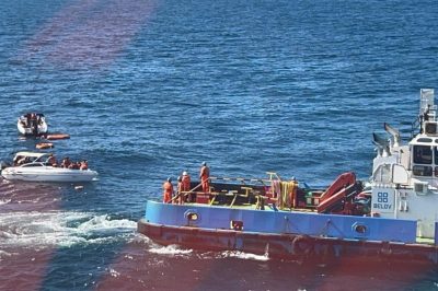 Corpo de Bombeiros atua em ocorrência de catamarã com embarcação de pescadores na Baía de Todos os Santos; 96 pessoas são resgatadas