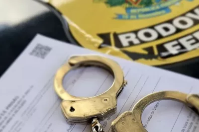 PRF prende foragido da justiça dentro de ônibus na BR-101