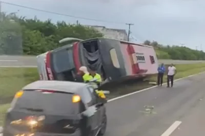Ônibus tomba em trecho da BA-099 em Camaçari