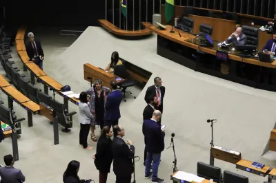 Câmara vota urgência de projeto que reduz benefícios fiscais federais