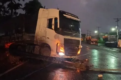 Amélia Rodrigues: Acidente com carreta na BR-324, interdita parcialmente rodovia e deixa trânsito lento