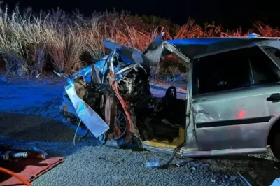 Dois ficam presos às ferragens após colisão entre carro e carreta na BR-116
