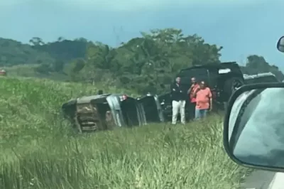 Carreta tomba na BR-324 e causa trânsito lento para quem segue de Feira de Santana para Salvador