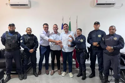 Gustavo Carmo sanciona lei que concede auxílio-fardamento para a Guarda Municipal de Alagoinhas