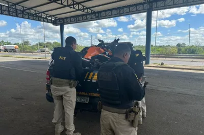 PRF recupera motocicleta roubada transportada em ônibus de turismo em Feira de Santana