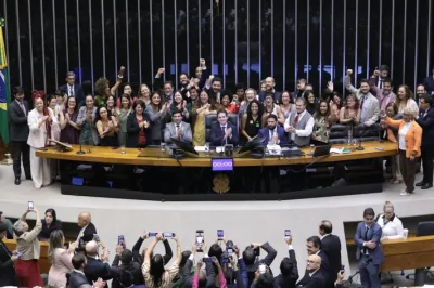 Câmara aprova projeto contra adultização de crianças nas redes sociais