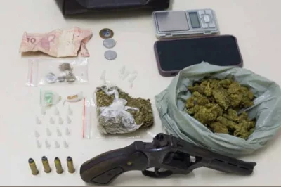 PM apreende arma e drogas no Jardim Petrolar, em Alagoinhas