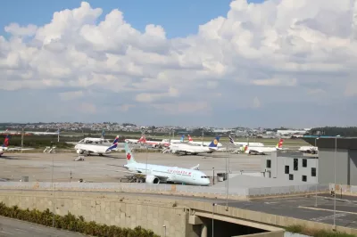 Aviões quase batem durante taxiamento no Aeroporto Internacional de SP