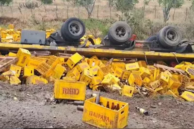 Caminhão carregado de cerveja tomba na BR-324