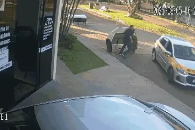 Aluna perde controle durante aula e invade autoescola com carro; veja vídeo