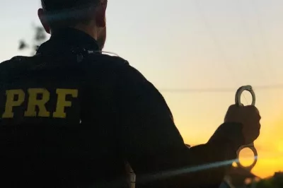 Dois passageiros com mandados de prisão são flagrados em ônibus durante fiscalização da PRF em Jequié