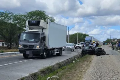 Homem morre em grave acidente entre carro e carreta na BR-116