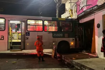 Ônibus bate em prédio e fere 12 pessoas em Salvador