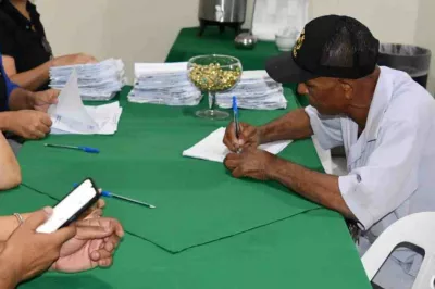 Prefeitura de Alagoinhas entrega mais de 100 alvarás a permissionários do transporte complementar