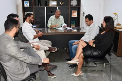 Gustavo Carmo assina protocolos de instalação de duas empresas em Alagoinhas