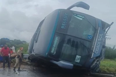 Ônibus que saiu de Salvador tomba na BR-324 e deixa feridos