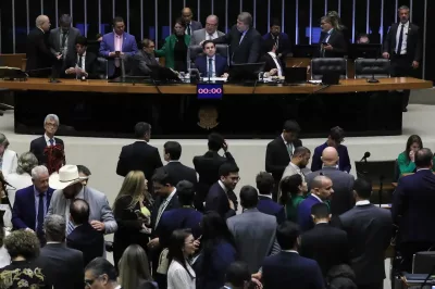 PEC da blindagem é aprovada por deputados e vai ao Senado