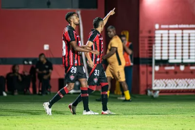 Vitória vence Atlético-MG e respira no Brasileirão