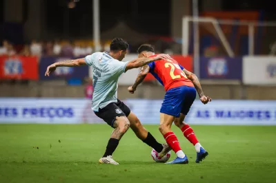 Bahia domina o Grêmio, aplica goleada na Fonte Nova e encosta no G-4