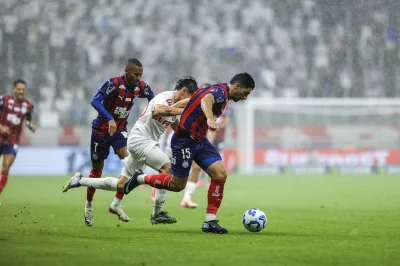 Bahia vence Internacional em noite chuvosa e assume quinta posição no Brasileirão