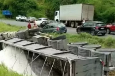 Motorista morre após carreta tombar em trecho de São Sebastião do Passé