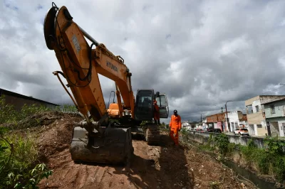 Chuvas de verão: Alagoinhas intensifica limpeza e desassoreamento de rios para prevenir inundações