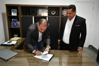 Prefeito Gustavo Carmo transmite cargo ao vice Luciano Sérgio antes de viagem internacional