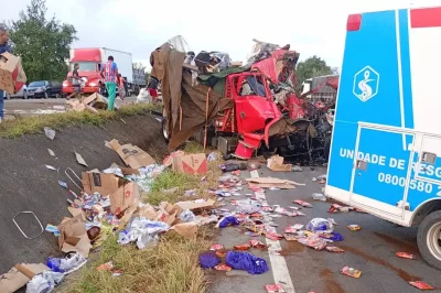Batida entre caminhões na BR-116, em Santo Estêvão, deixa dois mortos
