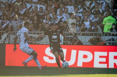 Vitória segue sem vencer fora e perde para o Vasco por 4 a 3 no Brasileirão