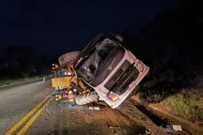 Caminhão tomba na BR-116 após se soltar de guincho na Serra do Mutum