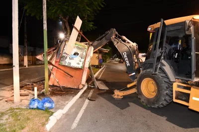 Prefeitura de Alagoinhas inicia trabalho de remoção de barracas abandonadas em espaços públicos