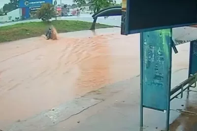 Motociclista é arrastado por enxurrada e fica submerso após cair em canal durante alagamento em Barreiras