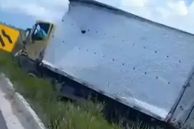 Colisão entre caminhão baú e ônibus deixa dois mortos e vários feridos na região de Feira de Santana