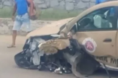 Policial militar sofre mal súbito e colide viatura em árvore em Feira de Santana