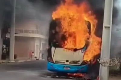 Ônibus é destruído por incêndio após pane elétrica; caso ocorreu no Oeste baiano