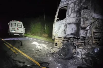 Ambulância colide com carreta parada e deixa feridos; caso ocorreu em Maracás