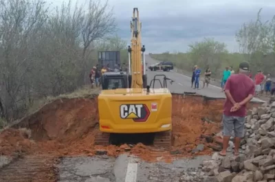 Trecho da BR-116 é liberado após Dnit concluir obras em cratera na região de Tucano