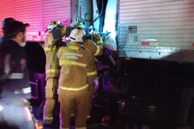Bombeiros resgatam vítima presa às ferragens após colisão entre carretas em Tanquinho