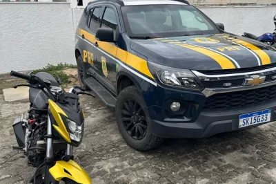 PRF recupera motocicleta roubada transportada em ônibus na BR-116
