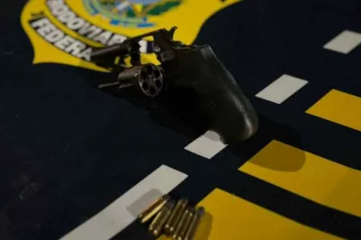 PRF prende indivíduo com arma de uso restrito na BR-101