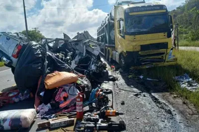 Alagoinhas: Colisão frontal entre caminhão e caminhonete na BR-101 deixa um morto e um ferido