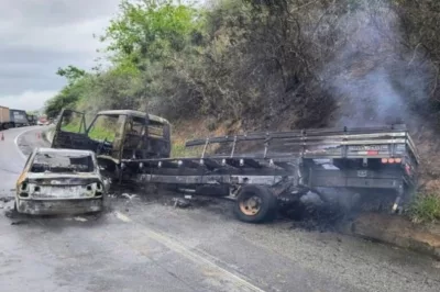 Carro e caminhão pegam fogo após colisão entre Jaguaquara e Jequié; ocupantes escapam ilesos