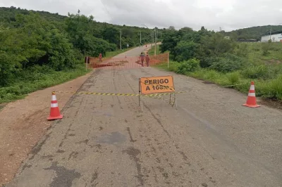 Tráfego de veículos é interrompido na BA-270, entre Encruzilhada e Ribeirão do Largo, após fortes chuvas