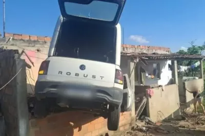 Carro sai da pista, atinge casa e deixa homem morto na Bahia