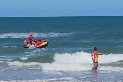 Homem desaparece em praia de Ilhéus ao tentar salvar filho e sobrinho de afogamento