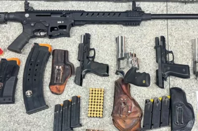 Trio é flagrado com armas de diversos calibres em Cansanção